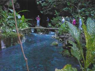 Madang Blue Lagoon.jpg (11994 bytes)